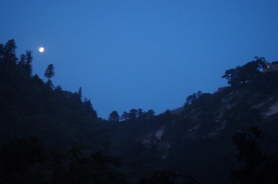 华山山顶住宿一晚多少钱(华山山顶住宿一晚多少钱2020)